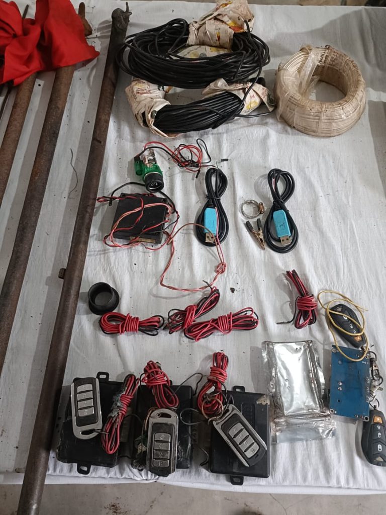 Kanker Naxal Dump: जंगल में जमीन के नीचे छिपा था नक्सलियों का बड़ा जखीरा! जवानों ने खोदा तो निकले हथियार और वायरलेस सेट