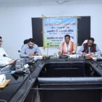 Raigarh: जिला विकास समन्वय एवं निगरानी समिति की बैठक में विकास कार्यों की समीक्षा, लोकसभा सांसद राधेश्याम राठिया की अध्यक्षता एवं राज्यसभा सांसद देवेंद्र प्रताप सिंह की सह-अध्यक्षता में हुई बैठक