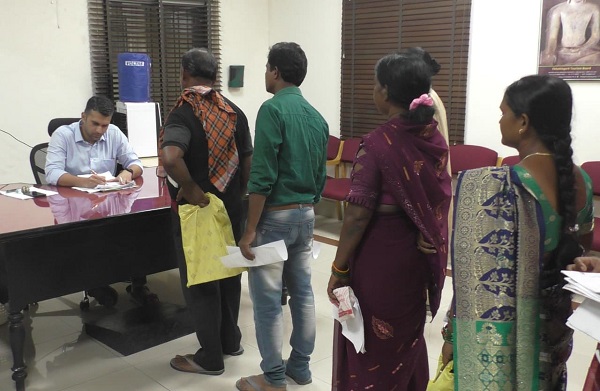 Raigarh: जनदर्शन में कलेक्टर ने सुनी आमजनों की समस्याएं, अधिकारियों को त्वरित निराकरण के दिए निर्देश