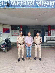 Sarangarh News: सरकारी स्कूल में प्यून की नौकरी दिलाने के नाम पर ₹1 लाख की ठगी, एक साल से फरार आरोपी कोरबा से गिरफ्तार