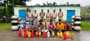  Raigarh News: कोतरारोड़ पुलिस की बड़ी कार्रवाई, 395 लीटर महुआ शराब जब्त, 6 आरोपी गिरफ्तार