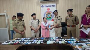 Raigarh News: रायगढ़ साइबर पुलिस की बड़ी कामयाबी: 150 गुम मोबाइल बरामद, 37.50 लाख से अधिक की संपत्ति पुलिस ने लौटाई