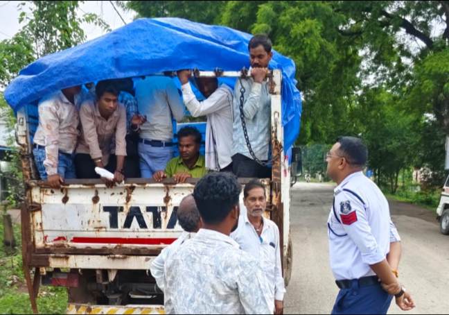 Sarangarh News: यातायात व्यवस्था सुधारने के लिए चलाया जा रहा विशेष अभियान, नाबालिग बच्चों के वाहन चलाने पर की जा रही कड़ी कार्यवाही, 5 पिकअप वाहनों पर ₹25 हजार का जुर्माना
