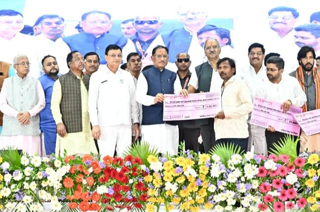 विशेष लेख : ढाई साल की उपलब्धियाँ- छत्तीसगढ़ का श्रमिक कल्याण के क्षेत्र में नई पहचान, श्रमिकों के सामाजिक और आर्थिक सशक्तिकरण को सर्वाेच्च प्राथमिकता