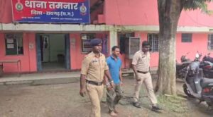 Raigarh News: पुलिस बल पर हमला, लूटपाट, आगजनी, बलवा एवं शासकीय कार्य में बाधा जैसे गंभीर अपराधों में था नामजद, फरार चल रहे आरोपी अनिल बेहरा को तमनार पुलिस ने गांव से घेराबंदी कर पकड़ा, मामले में अब तक 29 आरोपी गिरफ्तार, अन्य फरार आरोपियों की तलाश जारी