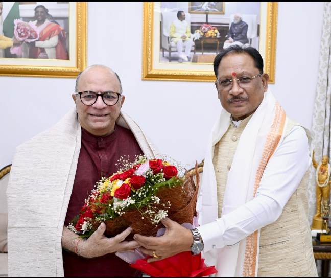 मुख्यमंत्री विष्णुदेव साय से निर्माता-निर्देशक डॉ. चंद्रप्रकाश द्विवेदी ने की सौजन्य मुलाकात, मुख्यमंत्री साय ने शॉल एवं प्रतीक चिन्ह भेंटकर किया आत्मीय अभिनंदन