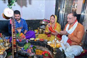मुख्यमंत्री विष्णुदेव साय ने सावन सोमवार और नागपंचमी पर श्री फलेश्वरनाथ महादेव की पूजा-अर्चना की