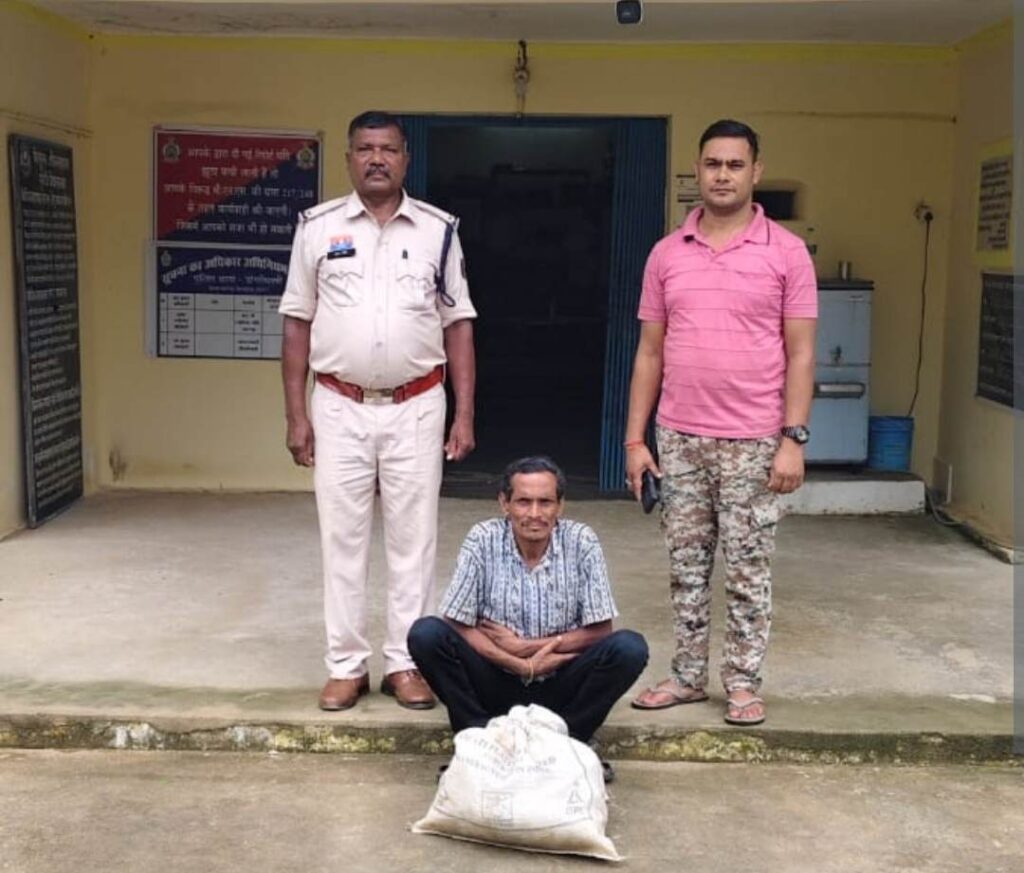 Sarangarh News: पुलिस की बड़ी कार्रवाई, 4 किलो गांजा के साथ आरोपी गिरफ्तार, बस स्टैंड के पास गांजा बेचने की फिराक में खड़ा था आरोपी