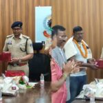 सेवानिवृत्ति : जिला पुलिस बल से सेवानिवृत्त हुए दो पुलिसकर्मियों को सेवा सम्मान के साथ दी गई भावभीनी विदाई