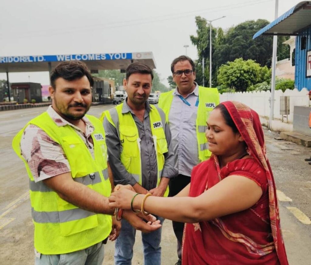 राखी का एक रिश्ता उन हाथों के नाम, जो हर सफर को बनाते हैं सुरक्षित, देवास–भोपाल कॉरिडोर पर यात्रियों ने DBCPL की पेट्रोलिंग टीम को बांधी राखी, जताया आभार