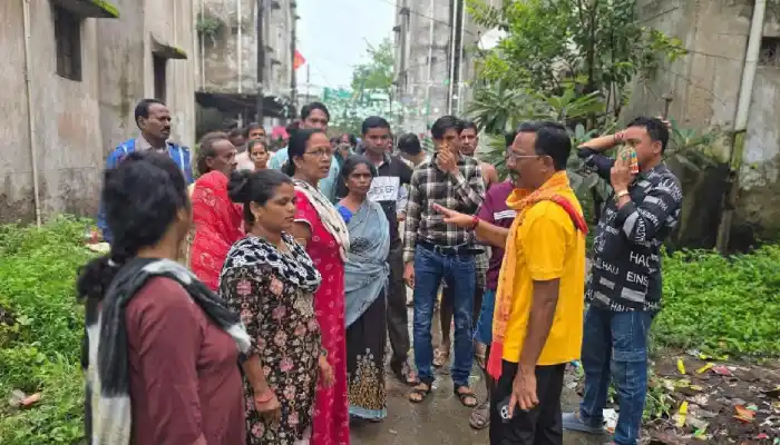 साइकिल से वार्डों में पहुंच रहे महापौर, कीचड़-कचरे के बीच सुन रहे जनता की आवाज