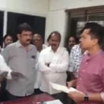 ढिमरापुर रोड की बदहाली पर कांग्रेस का हल्ला बोल, कलेक्टर कलेक्टर के नाम सौंपा ज्ञापन