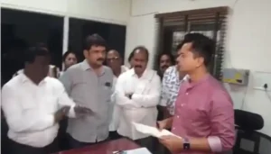 ढिमरापुर रोड की बदहाली पर कांग्रेस का हल्ला बोल, कलेक्टर कलेक्टर के नाम सौंपा ज्ञापन