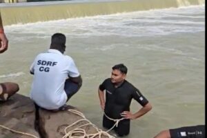 CG News: पिकनिक मनाने गए तीन दोस्तों ने नदी में लगाई छलांग, दो को मछुआरों ने बचाया, एक की तलाश जारी