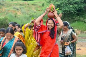  श्रावण मास के प्रथम सोमवार पर मंत्री लक्ष्मी राजवाड़े ने बीरपुर में की कांवड़ यात्रा और जलाभिषेक