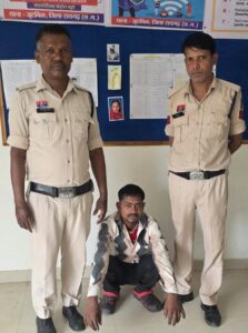 Raigarh News: दूध विक्रेता की चोरी गई बाइक बरामद, निगरानी बदमाश गिरफ्तार, 16 मामलों के आदतन अपराधी दीपक बरेठ को गिरफ्तार कर भेजा गया न्यायिक रिमांड