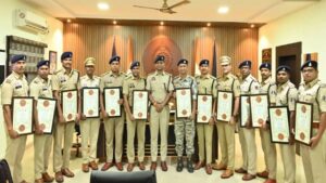 नक्सल मोर्चे पर बहादुरी का इनाम: गृह मंत्री अमित शाह ने दंतेवाड़ा पुलिस के अधिकारियों को किया सम्मानित