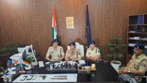 CG News: कल्याण ज्वेलर्स में डकैती की साजिश नाकाम, 3 आरोपी गिरफ्तार; पिस्टल-कारतूस और चाकू बरामद