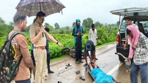CG News: नेशनल हाईवे पर दर्दनाक हादसा; अज्ञात वाहन की टक्कर से युवक की मौत, दो गंभीर