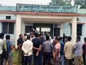 रायगढ़ में SKA कंपनी के खिलाफ श्रमिकों की शिकायत, बोले-भुगतान में कटौती की जा रही, तहसीलदार को सौंपा आवेदन, दोनों पक्षों को दी गई समझाइश