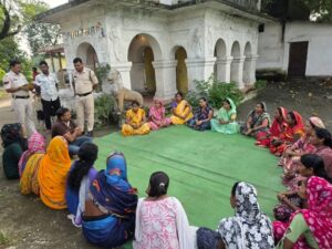 Raigarh: “ऑपरेशन आघात” में कार्रवाई के साथ गांव-गांव जागरूकता, नशे के खिलाफ रायगढ़ पुलिस ने महिला शक्ति को बनाया पुलिस का मजबूत हथियार, कुर्सी छोड़ जमीन पर बैठे थाना प्रभारी भूपदेवपुर — चौपाल में महिलाओं से सहज संवाद