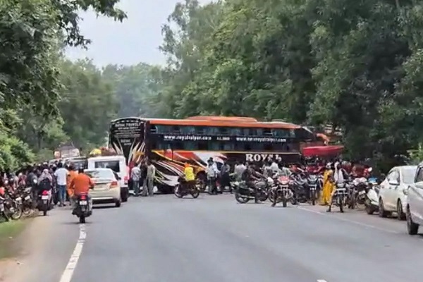 कोंडागांव में बड़ा सड़क हादसा, रॉयल बस और ट्रक की टक्कर के बाद मची अफरा-तफरी, 12 से अधिक यात्री घायल