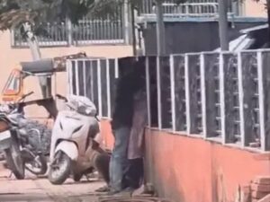 Raigarh News: रेलवे स्टेशन के बाहर कपल का रोमांस, एक दूसरे को गले लगाकर करते रहे Kiss, वीडियो वायरल….