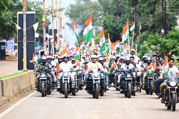 नारायणपुर से शुरू हुई बस्तर तिरंगा यात्रा, उपमुख्यमंत्री विजय शर्मा और वन मंत्री केदार कश्यप ने बाइक चलाकर किया नेतृत्व, नक्सल प्रभावित क्षेत्रों में पहुंचेगा तिरंगा