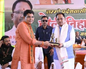 हरेली के पावन अवसर पर राजस्व मंत्री टंकराम वर्मा के नवीन शासकीय आवास के गृह प्रवेश कार्यक्रम में शामिल हुए मुख्यमंत्री विष्णुदेव साय