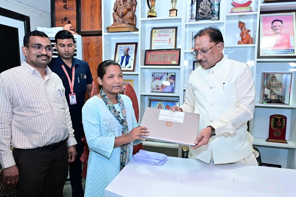 दृष्टिबाधा नहीं बनी बाधा, जयमंती के सपनों को मिली डिजिटल उड़ान,  मुख्यमंत्री विष्णुदेव साय ने दृष्टिबाधित छात्रा जयमंती खेस को भेंट किया लैपटॉप