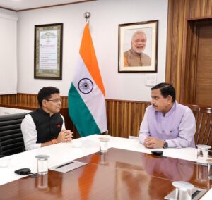 नई दिल्ली में केंद्रीय मंत्री प्रह्लाद जोशी से की महत्वपूर्ण मुलाकात, मंत्री टंक राम वर्मा बोले- आधुनिक शैक्षणिक सुविधाएं उपलब्ध कराना हमारी प्राथमिकता