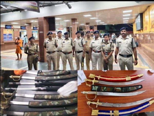 CG News: रेलवे स्टेशनों पर पुलिस का सघन चेकिंग अभियान, लावारिस बैगों से हथियार बरामद