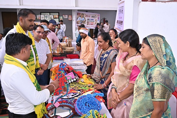 जनजातीय कारीगरों के हुनर को मिलेगा व्यापक बाजार, 20 कलाकारों एवं कारीगरों ने लगाए स्टॉल, ट्राइफेड से जुड़कर राष्ट्रीय स्तर पर पहचान बनाने का अवसर