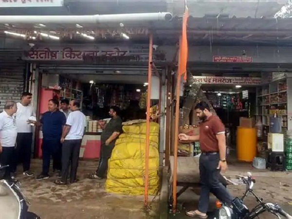 Raigarh: एक ही रात दो दुकानों में चोरी, लाखों की नगदी और सामान पार, पुलिस जांच में जूटी