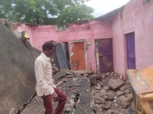 CG News: जर्जर पंचायत भवन की गिरी छत: बाल-बाल बचे सरपंच-सचिव, मलबे में दबे सरकारी दस्तावेज