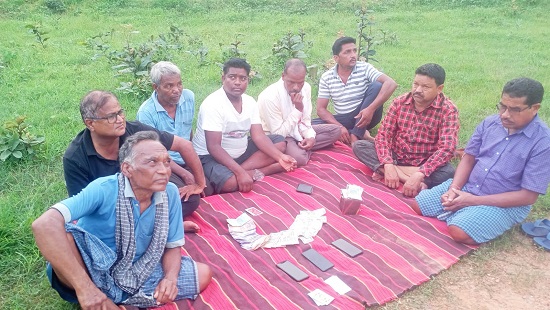 Raigarh News: जंगल में सजी थी 52 पत्तियों की महफिल, 8 जुआरी गिरफ्तार, 11,400 नगद समेत 3 बाइक और 3 मोबाइल जब्त