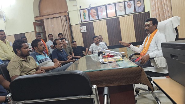 Raigarh News: जेल कॉम्प्लेक्स के दुकानदारों ने महापौर से की मुलाकात, नोटिस से भयभीत दुकानदारों को मिला भरोसा