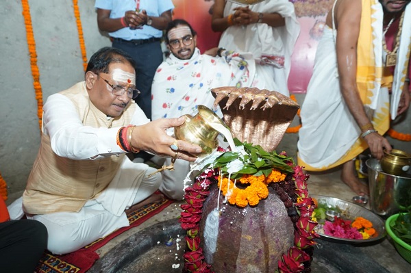 मुख्यमंत्री विष्णुदेव साय ने बाबा कर्मेश्वर का किया रुद्राभिषेक, प्रदेशवासियों की सुख-समृद्धि और खुशहाली की कामना की