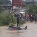 कोरबा में तेज बहाव में बह गई स्कॉर्पियो: गाड़ी की छत पर अटकी तीन जिंदगियां; लोगों ने किया रेस्क्यू