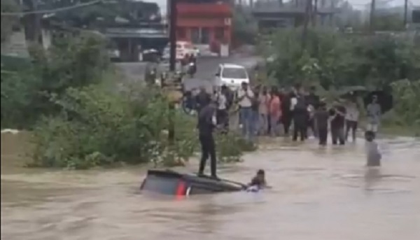 कोरबा में तेज बहाव में बह गई स्कॉर्पियो: गाड़ी की छत पर अटकी तीन जिंदगियां; लोगों ने किया रेस्क्यू