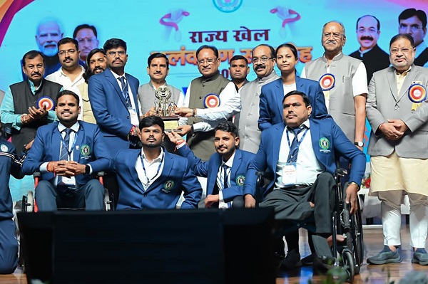 राष्ट्रीय खेल दिवस पर मुख्यमंत्री विष्णु देव साय ने 126 खिलाड़ियों एवं प्रशिक्षकों को प्रदान किए राज्य खेल अलंकरण