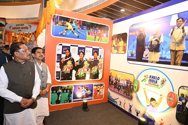 मुख्यमंत्री विष्णु देव साय ने खेलों पर आधारित फोटो प्रदर्शनी और कॉफी टेबल बुक ‘हमारे खिलाड़ी’ का किया विमोचन