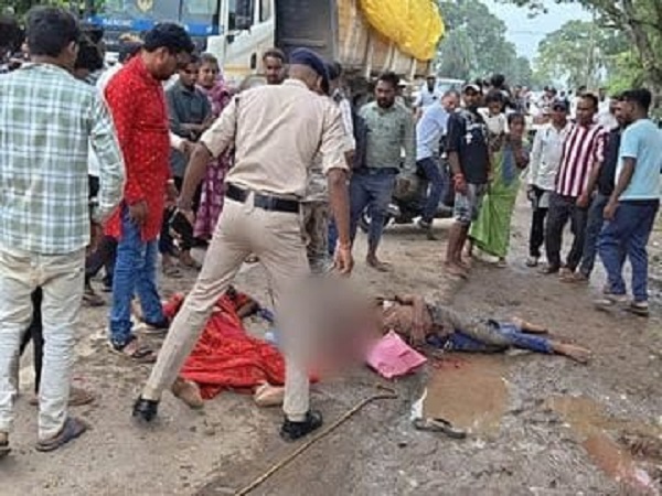 Sarangarh News: सड़क हादसे में 2 श्रद्धालुओं की मौत, पिकअप और ट्रक की टक्कर में 15 घायल, 5 लोग रायगढ़ रेफर, ड्राइवर गिरफ्तार