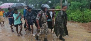 CG: बारिश में बीमार बुजुर्ग को जवानों ने दिया कंधा, अस्पताल तक पहुंचाकर पेश की इंसानियत की मिसाल