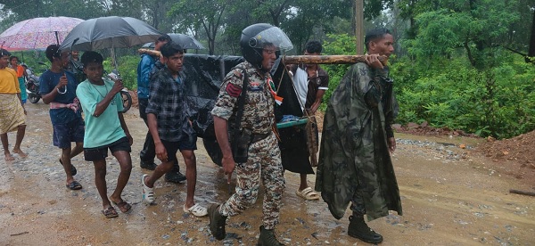 CG: बारिश में बीमार बुजुर्ग को जवानों ने दिया कंधा, अस्पताल तक पहुंचाकर पेश की इंसानियत की मिसाल