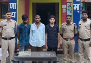 Sarangarh News: सूने मकान का ताला तोड़कर सोने-चांदी के जेवरात चोरी, दो चोर और चोरी का माल रखने वाला साथी गिरफ्तार, जेवर-मोबाइल व नकदी बरामद
