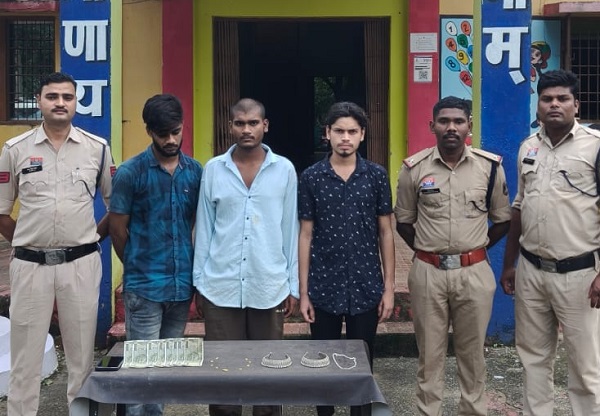 Sarangarh News: सूने मकान का ताला तोड़कर सोने-चांदी के जेवरात चोरी, दो चोर और चोरी का माल रखने वाला साथी गिरफ्तार, जेवर-मोबाइल व नकदी बरामद
