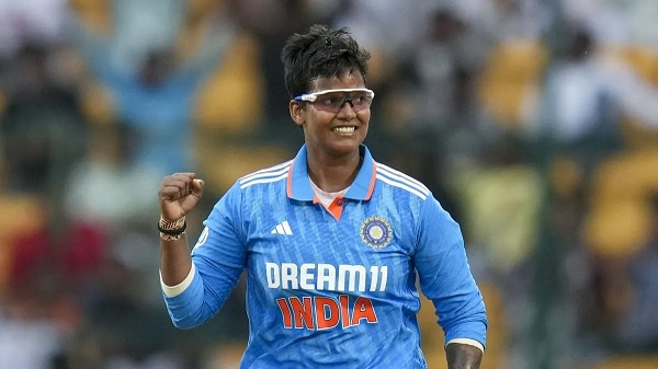 दीप्ति शर्मा ने बनाया वर्ल्ड रिकॉर्ड, 7 गेंदों में 3 विकेट लेकर बनीं नंबर-1 बॉलर