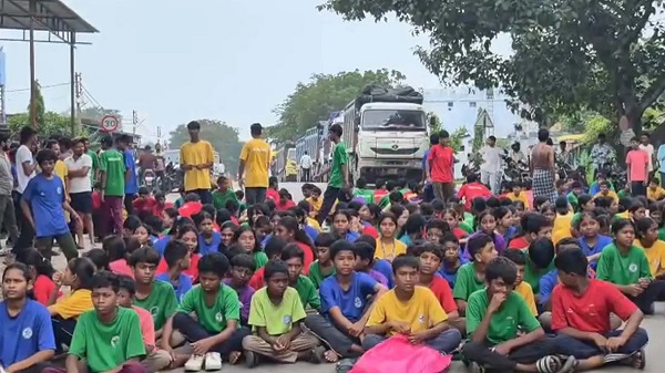 Chhattisgarh: एकलव्य स्कूल के छात्रों का हल्लाबोल, छुरी में चार घंटे तक किया चक्काजाम, एसडीएम के आश्वासन पर खत्म हुआ आंदोलन