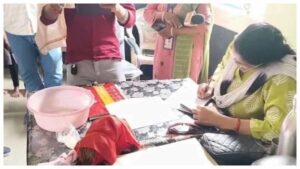 जांजगीर-चांपा में शिक्षिका की सोने की बाली गुम हुई, लाल कपड़े में नारियल-चावल लेकर पहुंची स्कूल, बच्चों को उल्टी-दस्त का दिखाया डराया, शिक्षिका सस्पेंड
